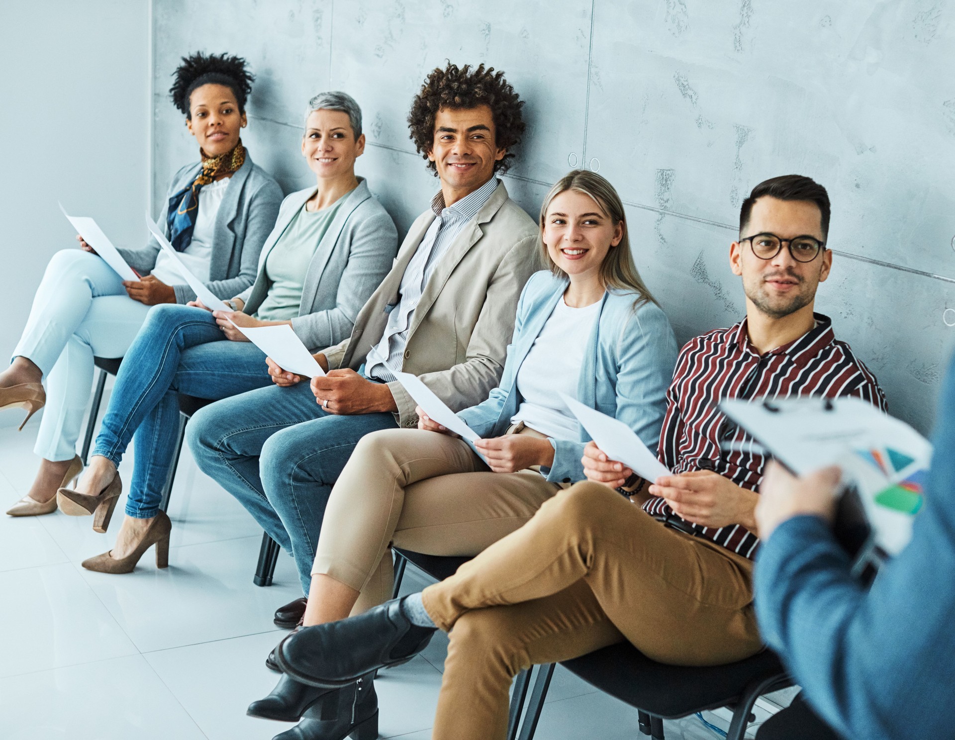 hombre silla de negocios sentada esperando mujer hombre de negocios candidato reclutamiento mujer de negocios oficina hombre de negocios trabajo joven línea de entrevista