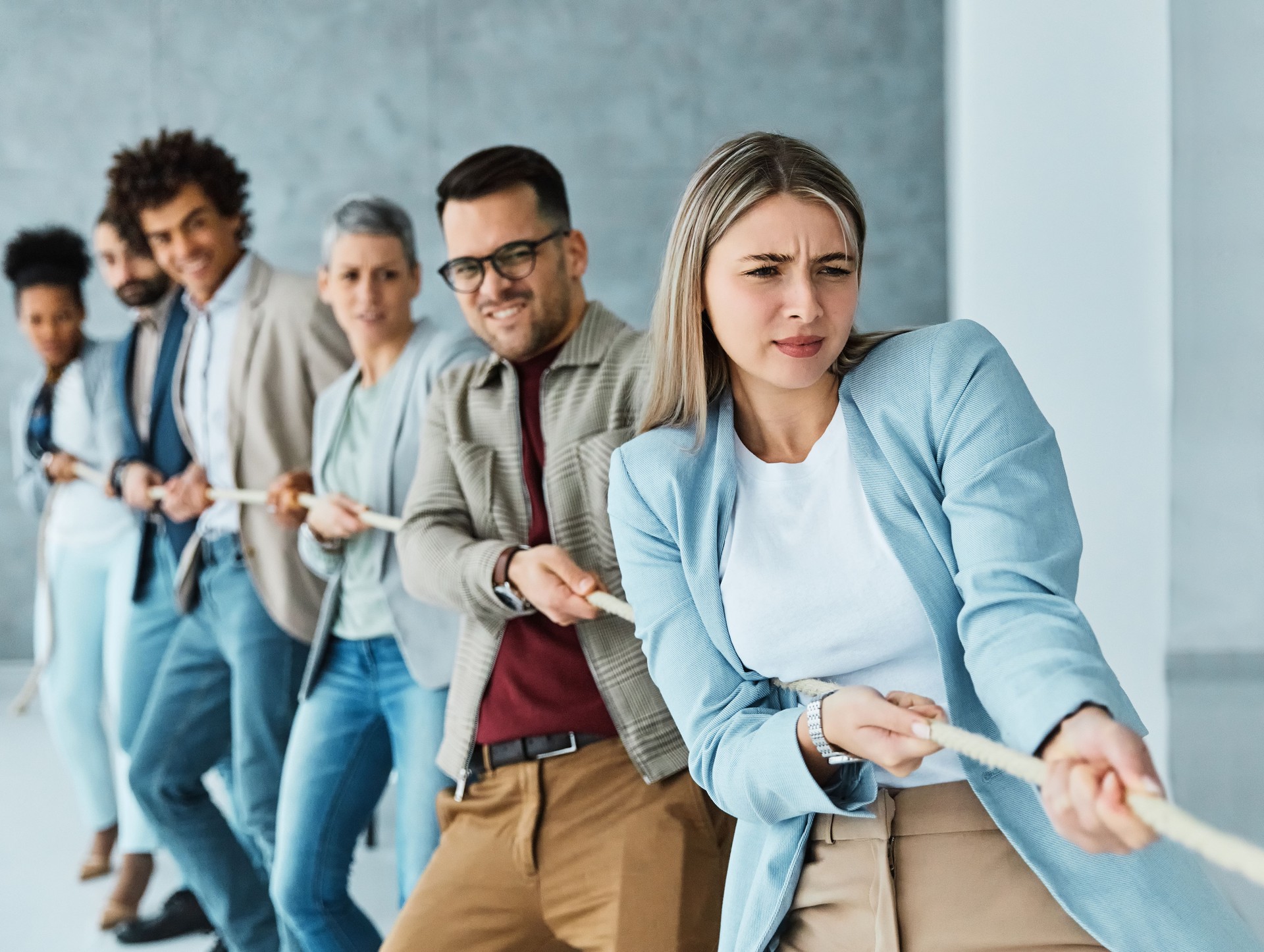 hombre de negocios hombre de negocios joven mujer mujer de oficina cuerda concepto competencia tirar fuerza desafío trabajo en equipo esfuerzo tirando rivalidad poder lucha determinación logro startup